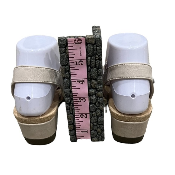 St John’s Bay Tan Embellished Slip On Strappy Wedge Sandals Size 7 1/2 Women’s - Picture 7 of 8